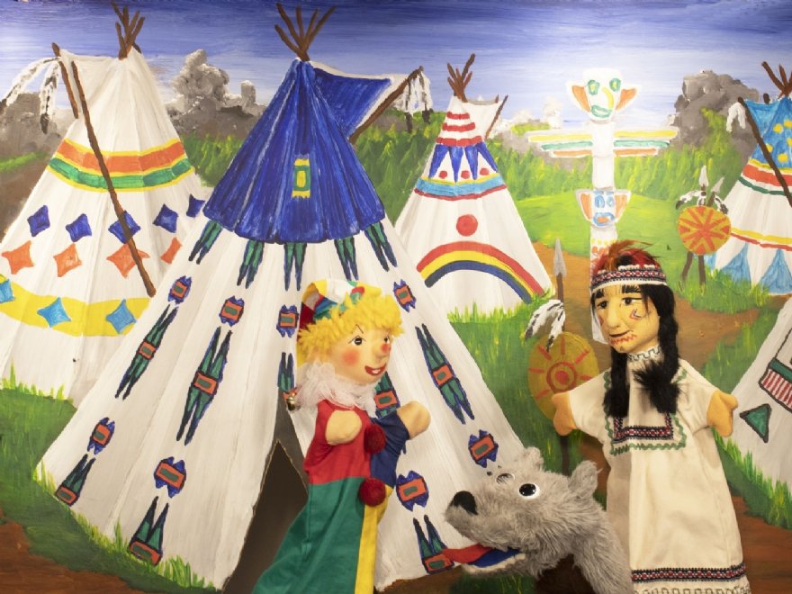 Kasperl trifft Häuptling Rote Feder © Friedburger Puppenbühne